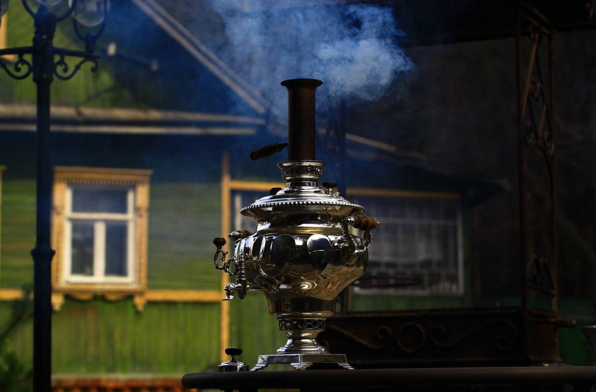 Ấm được làm bằng kim loại dày để giữ nhiệt. Thời xưa, người ta đổ nước vào ấm rồi đốt than hoặc củi trong đường ống thẳng đứng giữa ấm. Ảnh: Russian Embassy, KHM.