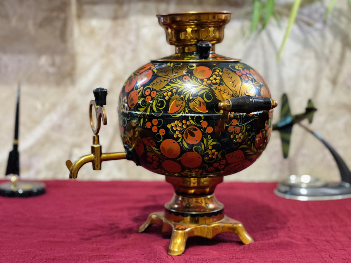 Ngày nay, những chiếc ấm samovar cũ của Nga / Liên Xô trở thành vật phẩm được giới sưu tầm đồ xưa ưa chuộng, được mua bán trao tay với giá trị khá cao trên thị trường... Ảnh: Vũ Anh Watch.
