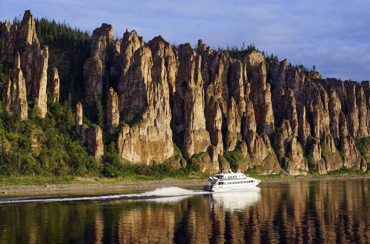 Những điểm cuốn hút du khách ở Cộng hòa Sakha là thành phố Yakutsk, Di sản thiên nhiên thế giới Cột đá Lena và đời sống hoang sơ của các cộng đồng thiểu số tồn tại bằng nghề chăn tuần lộc... Ảnh: Krot.info.