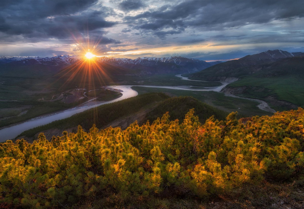 Do mật độ dân cư rất thấp, phần lớn diện tích Cộng hòa Sakha là những khu vực hoang sơ ít sự hiện diện của con người. Cảnh quan chủ đạo ở vùng đất này là lãnh nguyên ở phía Bắc và rừng taiga ở phía Nam. Các sinh cảnh trên được điểm xuyết bởi rất nhiều sông hồ và những dãy núi hùng vĩ. Ảnh: Krot.info.