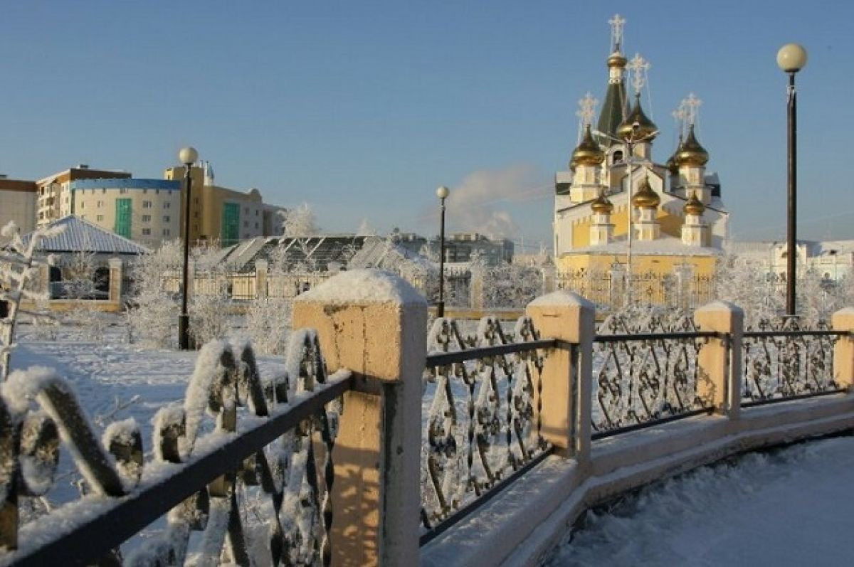 Thủ phủ của Cộng hòa Sakha, Yakutsk, là một trong những thành phố lớn của vùng Siberia, có dân số hơn 280.000 người. Với nhiệt độ trung bình năm là −8,8 °C, đây là thành phố lạnh thứ hai trên thế với quy mô hơn 100.000 cư dân. Ảnh: Аргументы и факты в Якутии.