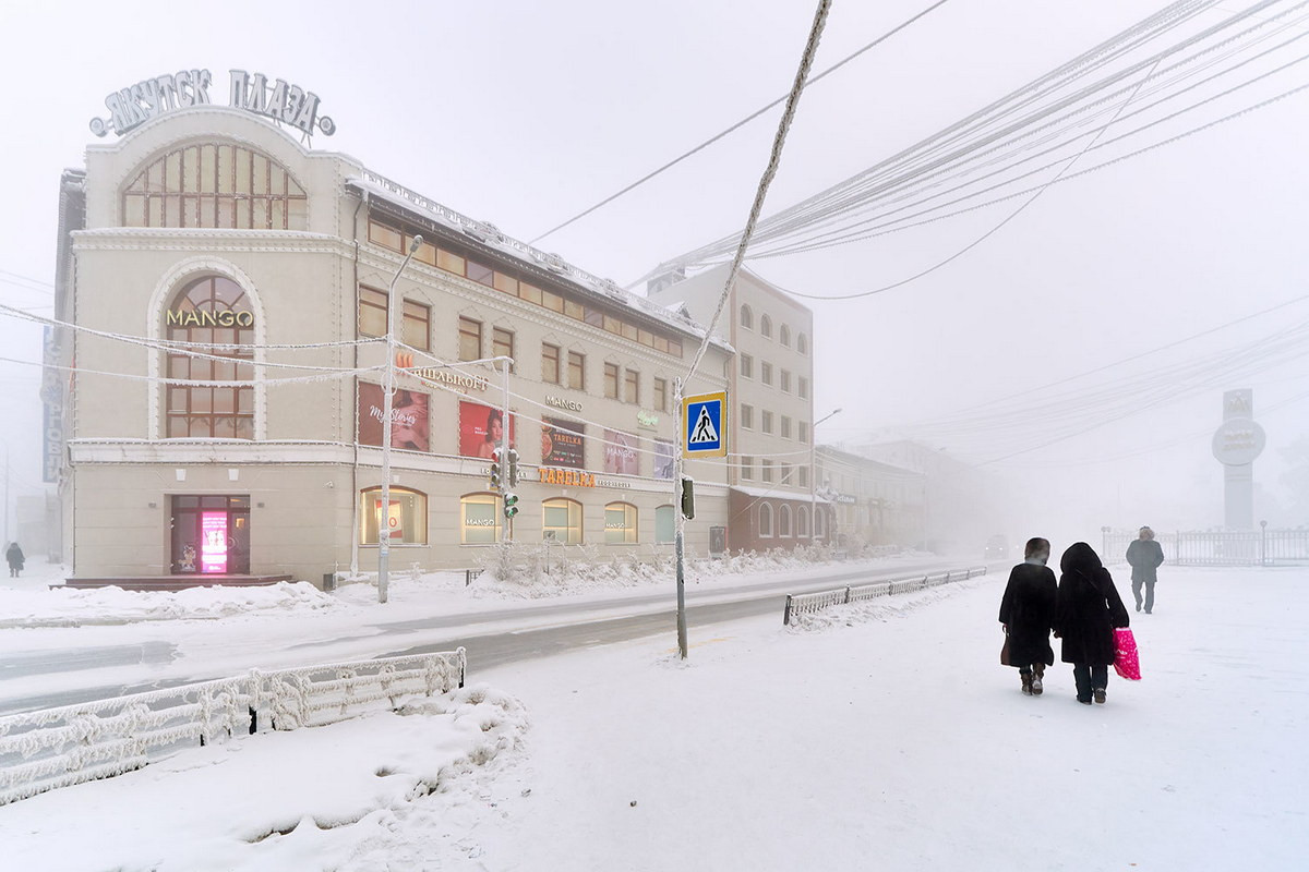 Do nằm ở phía Bắc Siberia và không tiếp giáp Thái Bình Dương, Cộng hòa Sakha có khí hậu mùa đông rất khắc nghiệt, với nhiệt độ trung bình mùa đông ở một vài nơi, kể cả các đô thị, thường xuyên thấp dưới −35 °C. Tuy vậy, mùa hè tại đây lại rất ấm áp. Ảnh: Ведомости.