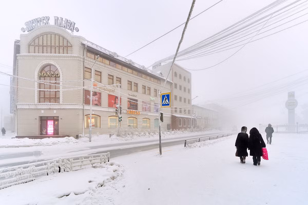 Do nằm ở phía Bắc Siberia và không tiếp giáp Thái Bình Dương, Cộng hòa Sakha có khí hậu mùa đông rất khắc nghiệt, với nhiệt độ trung bình mùa đông ở một vài nơi, kể cả các đô thị, thường xuyên thấp dưới −35 °C. Tuy vậy, mùa hè tại đây lại rất ấm áp. Ảnh: Ведомости.