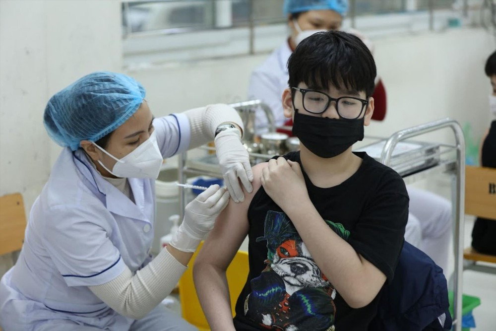 Dong loat tiem vac xin COVID-19 cho tre nho