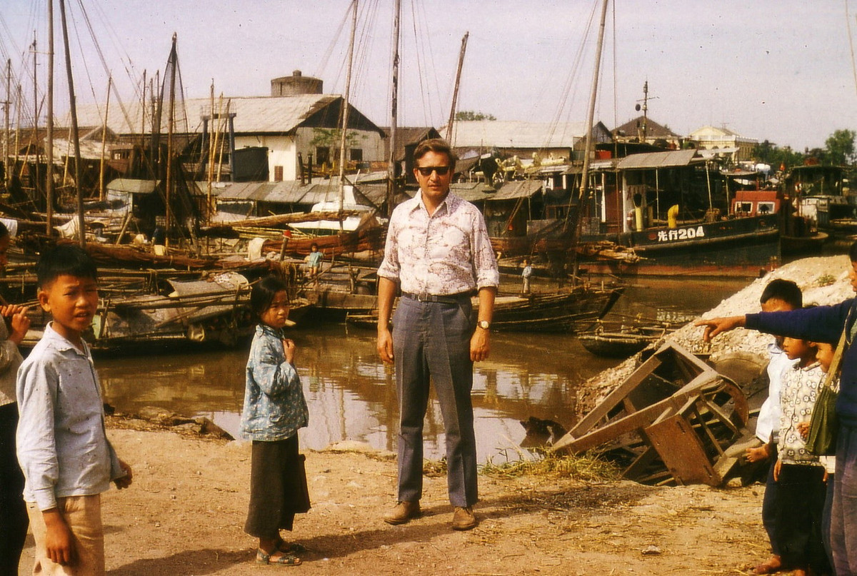 Ông Günter Mosler ở cảng cá Hòn Gai.