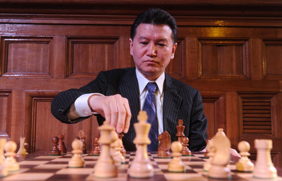 Bên cạnh nền văn hóa Phật giáo đặc sắc, Kalmykia còn được cả thế giới biết tới như một trung tâm cờ vua quốc tế. Có được điều này là nhờ công của ông Kirsan Ilyumzhinov, Tổng thống Kalmykia từ 1993-2010, đồng thời là Chủ tịch Liên đoàn Cờ vua Quốc tế (FIDE) từ 1995–2018. Ảnh: TASS.