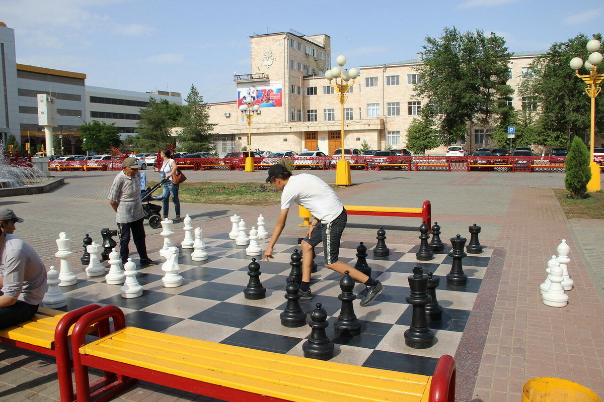 Cựu Tổng thống Kalmykia đã dành phần lớn tài sản của mình để quảng bá cờ vua ở trong nước lẫn quốc tế. Từ thời Kirsan Ilyumzhino, cờ vua là môn học bắt buộc trong tất cả các trường tiểu học của Kalmykia, và thủ phủ Elista là nơi tổ chức nhiều giải đấu cờ vua quốc tế. Ảnh: Моя Планета.