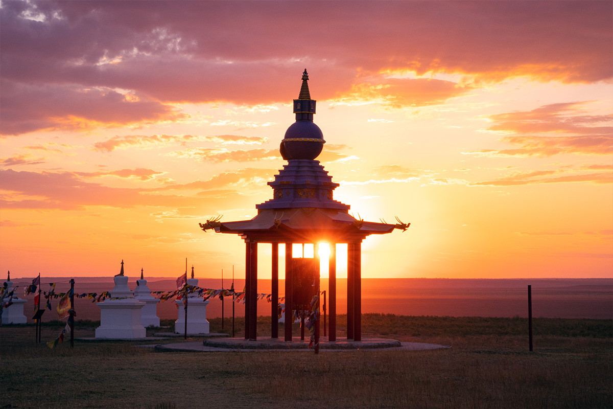 Theo khảo sát năm 2012, 47.6% dân số Kalmykia là Phật tử, khiến nước cộng hòa này trở thành vùng lãnh thổ duy nhất ở châu Âu mà đa số dân theo đạo Phật. Ghé thăm Kalmykia, nhiều người sẽ không khỏi bất ngờ khi các công trình kiến trúc Phật giáo hiện diện ở mọi nơi. Ảnh: RussiaDiscovery.