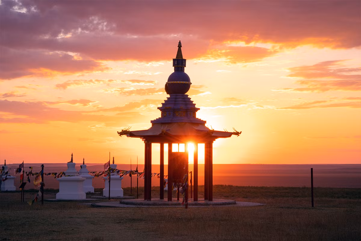 Theo khảo sát năm 2012, 47.6% dân số Kalmykia là Phật tử, khiến nước cộng hòa này trở thành vùng lãnh thổ duy nhất ở châu Âu mà đa số dân theo đạo Phật. Ghé thăm Kalmykia, nhiều người sẽ không khỏi bất ngờ khi các công trình kiến trúc Phật giáo hiện diện ở mọi nơi. Ảnh: RussiaDiscovery.