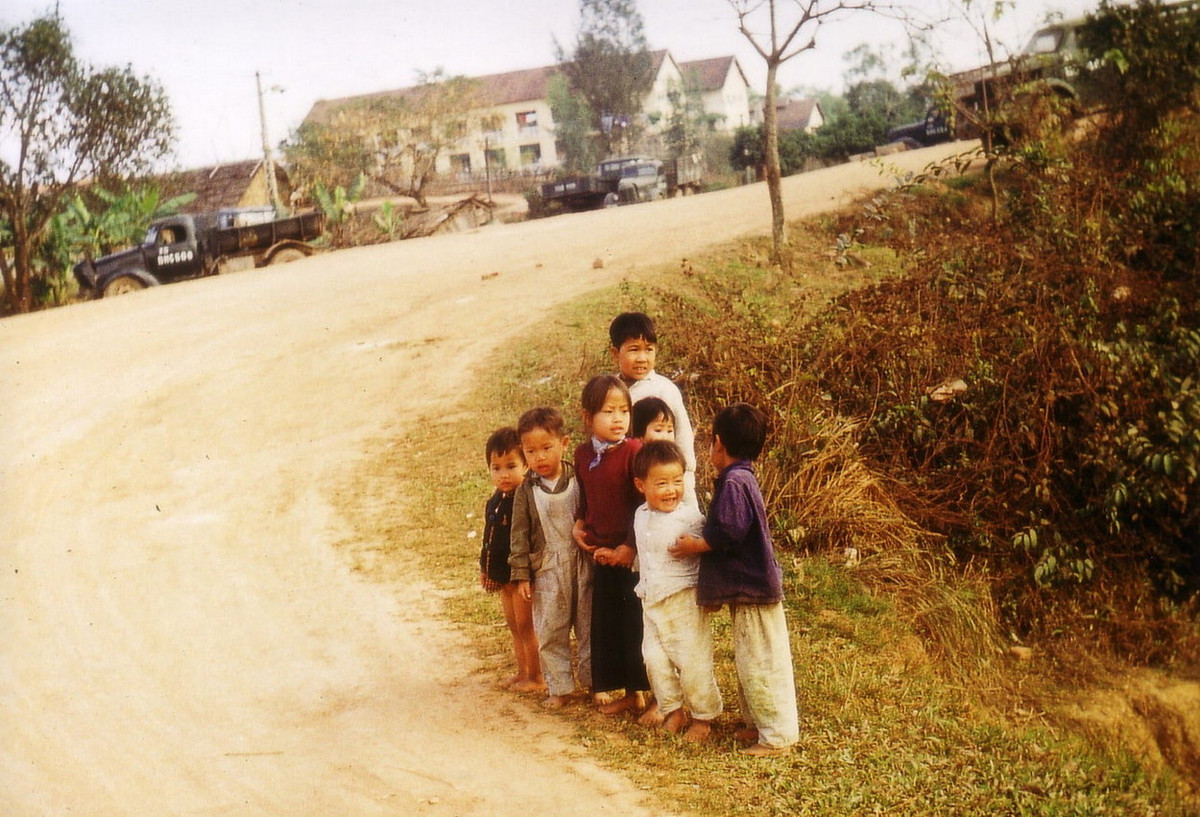 Trẻ em bên một con đường ở Phú Xá, Thái Nguyên.