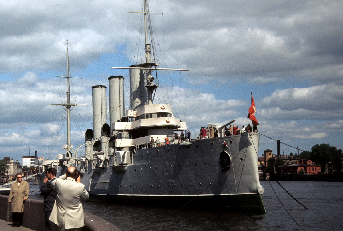 Du khách tham quan chiến hạm Rạng Đông ở bờ sông Neva, Leningrad năm 1977. Đây con tàu lịch sử đã nổ phát súng báo hiệu Cách mạng Tháng Mười Nga năm 1917. Ảnh: Gerald Leonard Flickr.