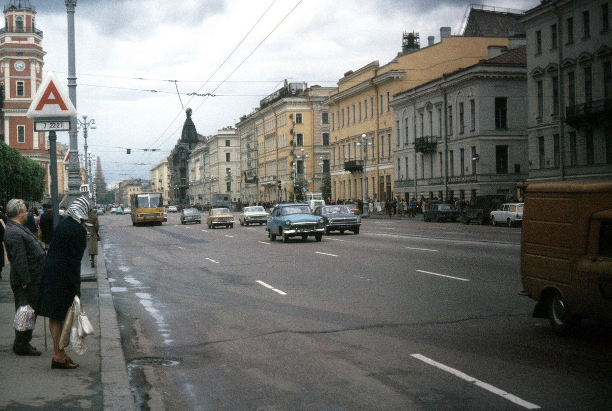 Trên đại lộ Nevsky, tuyến đường hoa lệ nhất của thành phố Leningrad.