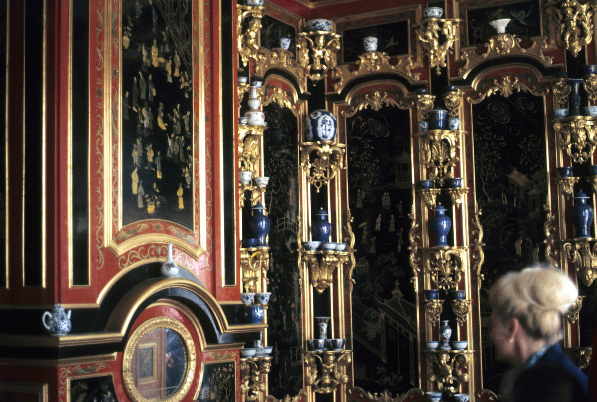 Bên trong phòng Trung Hoa ở cung điện của Pyotr Đại đế tại Khu phức hợp Bảo tàng Peterhof.