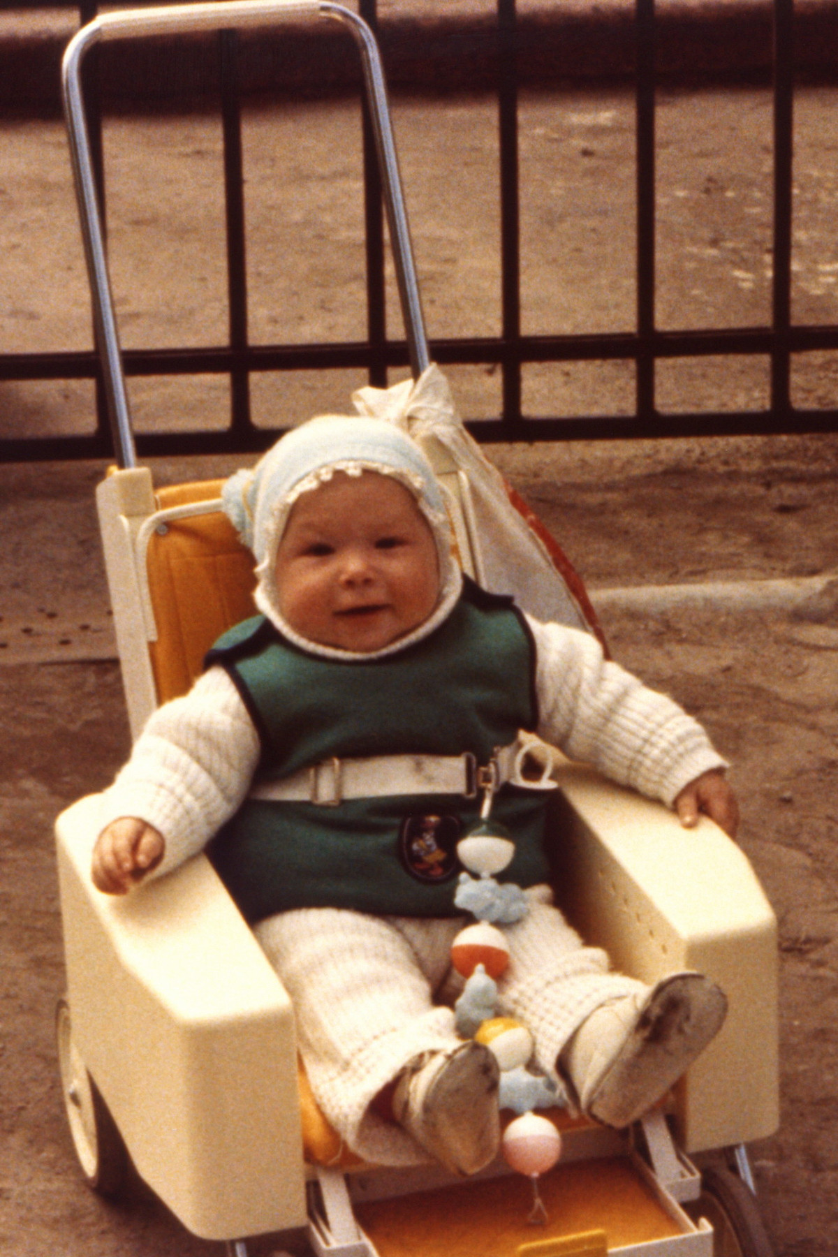 Em bé Leningrad trong xe nôi.