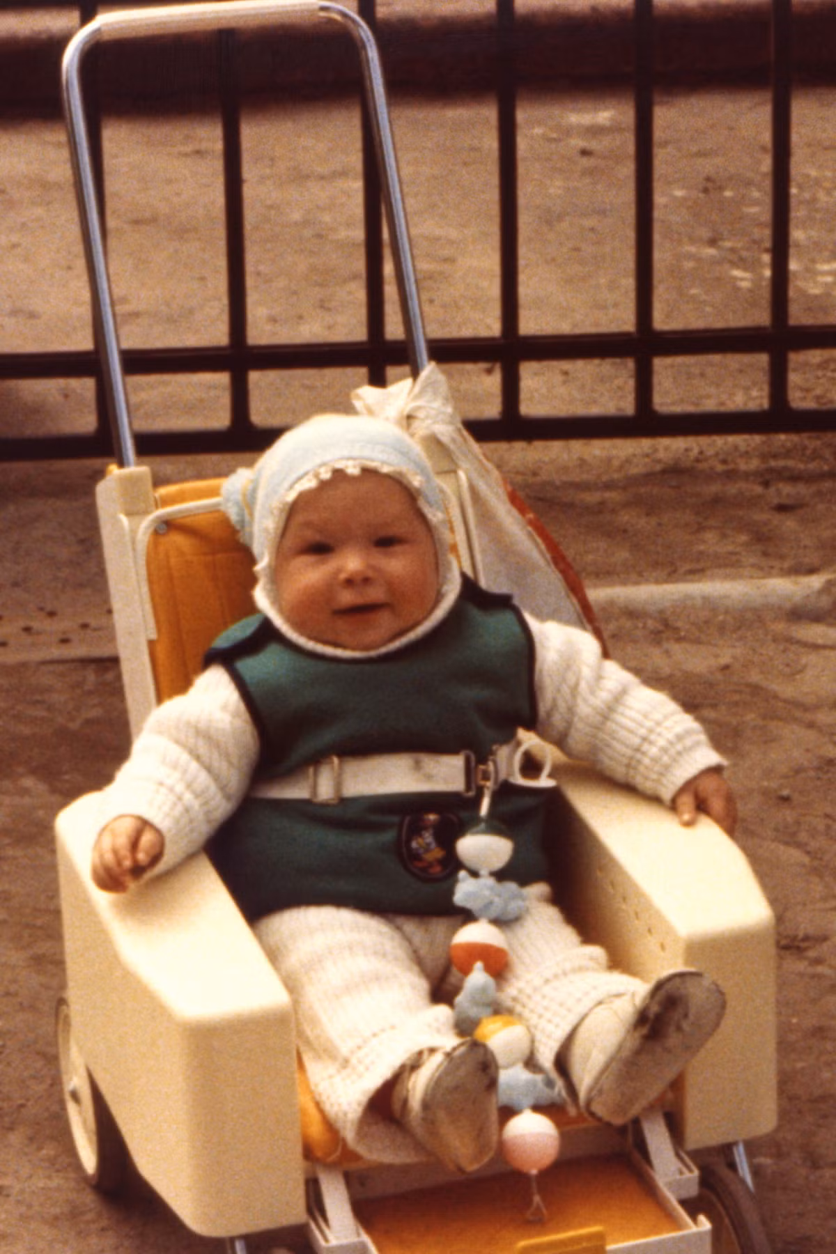 Em bé Leningrad trong xe nôi.