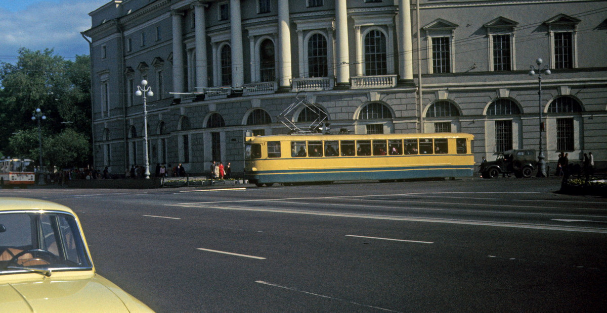 Xe điện ở góc phố Nevsky - Sadovaya.