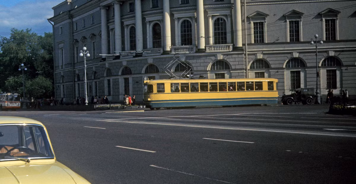 Xe điện ở góc phố Nevsky - Sadovaya.