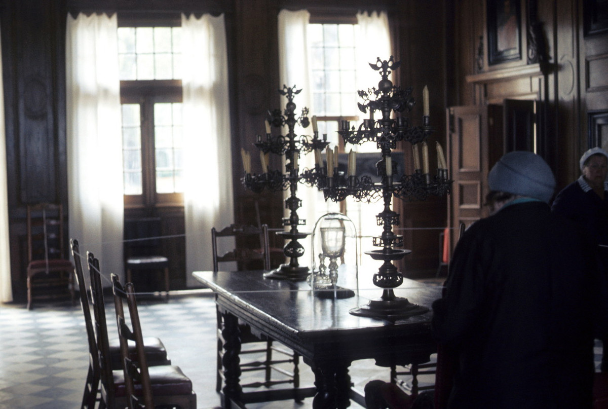 Trong phòng ăn tại cung điện của Pyotr Đại đế.