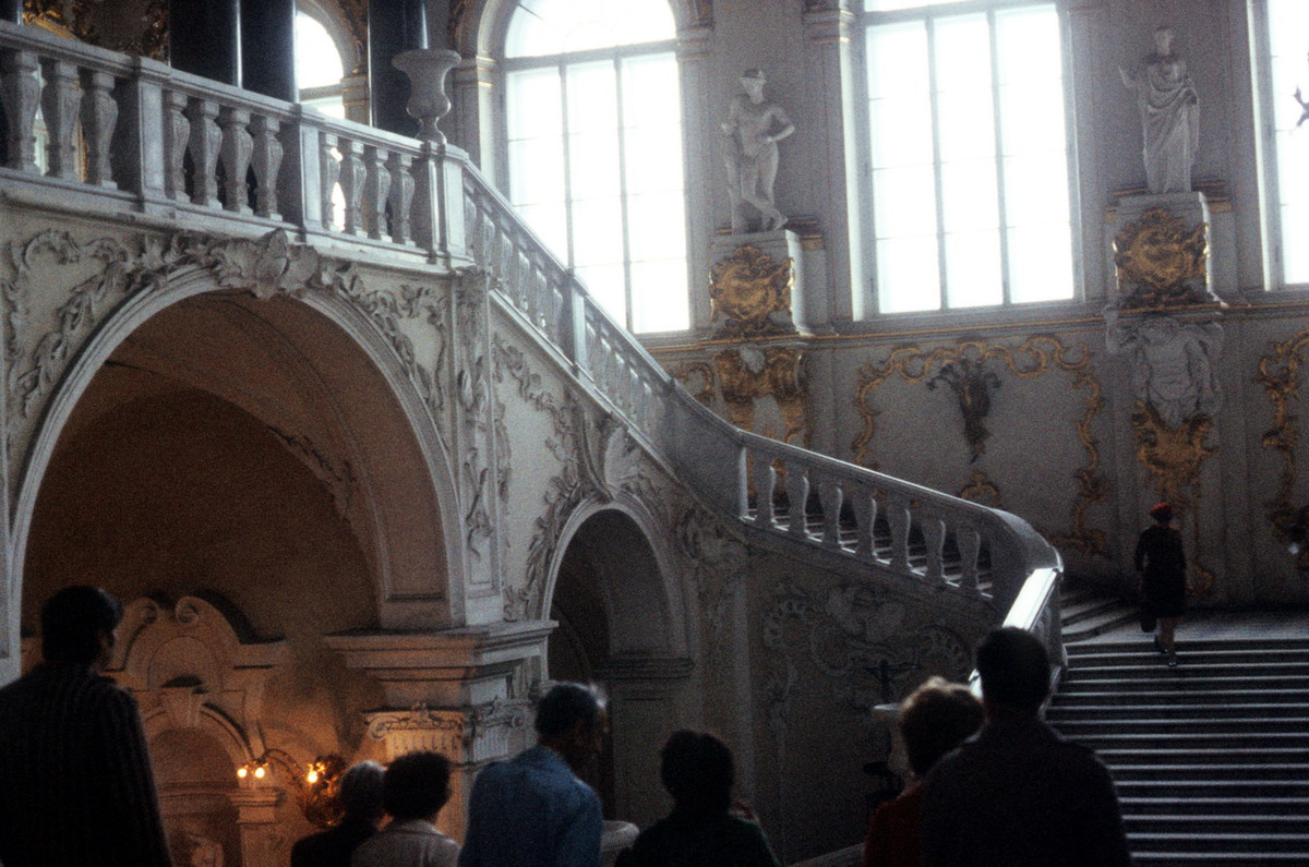 Cầu thang chính của Bảo tàng Hermitage - Cung điện Mùa Đông.