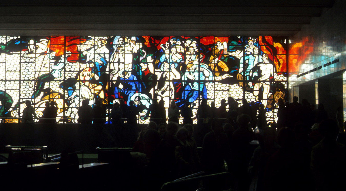 Lối vào ga tàu điện và cửa hàng bách hóa ở đại lộ Nevsky.