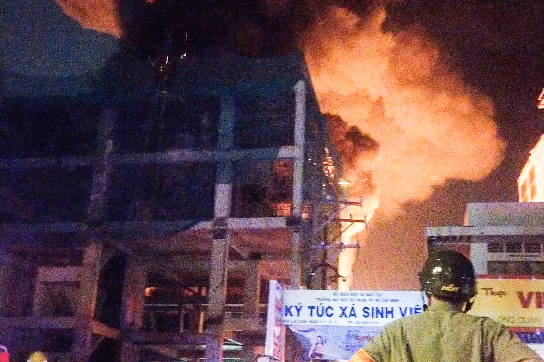 Chay nha xuong canh KTX Dai hoc Su pham TP HCM, sinh vien thao chay