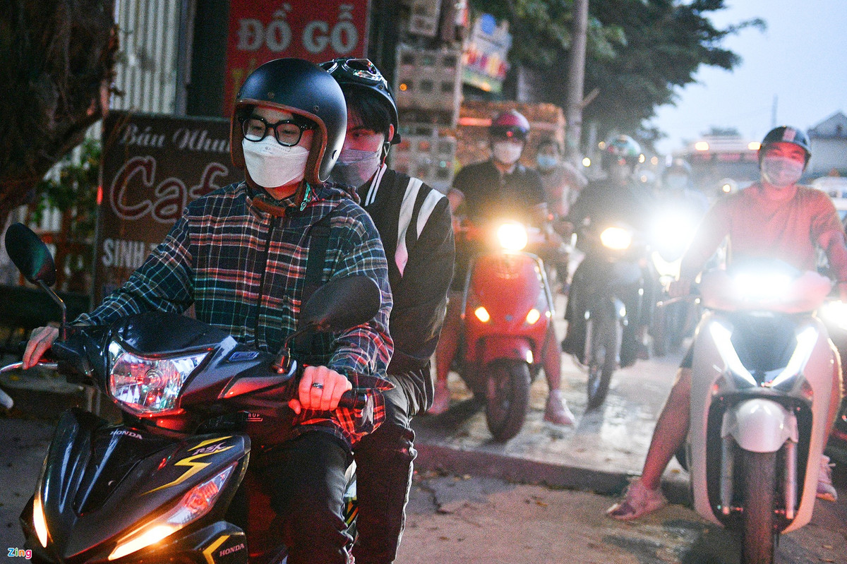 Vỉa hè gồ ghề, khó đi không ngăn cản được những người đi xe máy. Họ buộc phải leo lên để thoát qua khu vực nhiều ôtô bị ùn ứ.