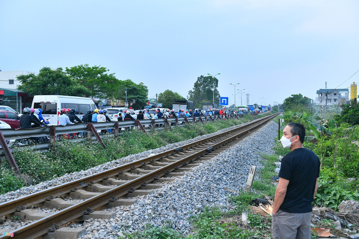 Nhiều tài xế hoặc khách đi trên ôtô nhảy xuống đường đứng ngóng đợi. Người dân ở gần đây cho biết tình trạng ùn tắc diễn ra từ khoảng 15h, rất hiếm khi bị ùn tắc lâu như vậy.