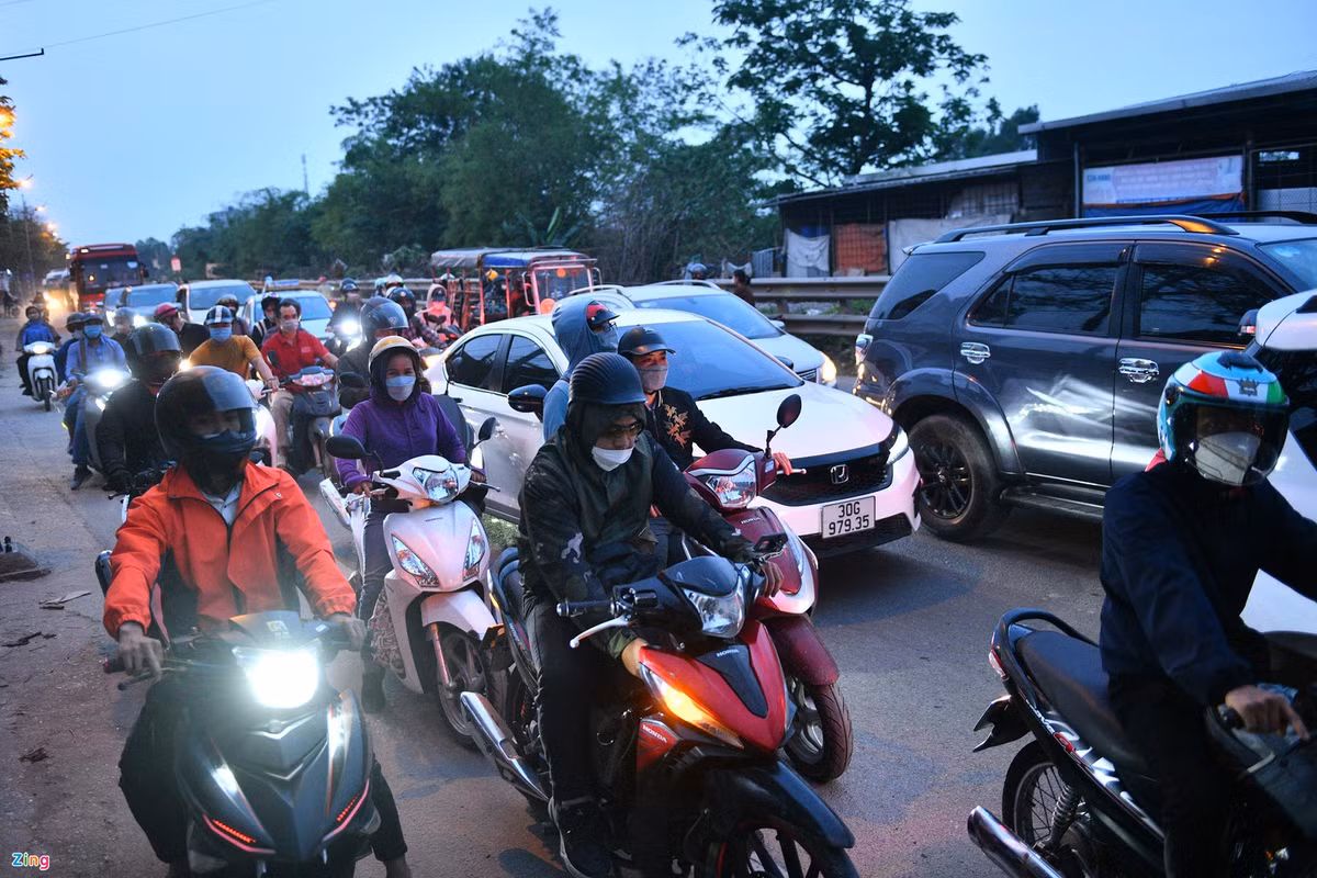 Địa phận đoạn qua huyện Thường Tín lúc 18h15 tắc nghẽn kéo dài khoảng 2 km.