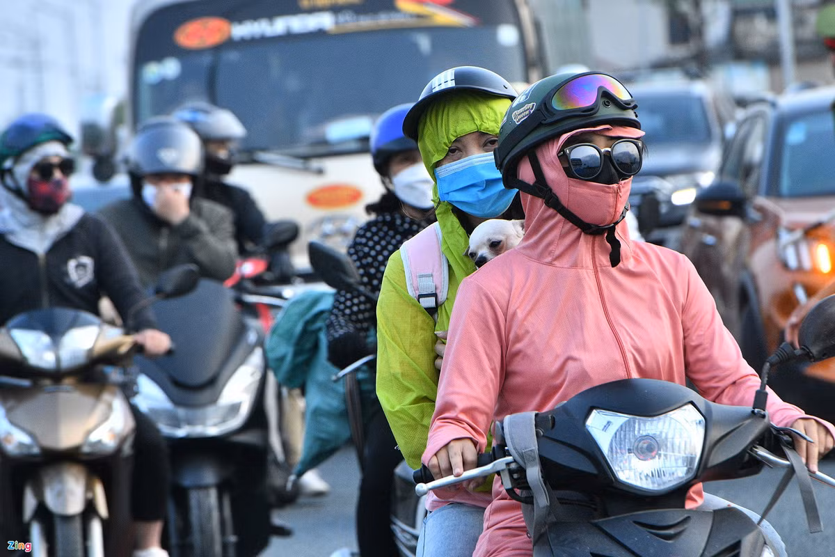 Trong số này có nhiều người sớm từ các tỉnh quay lại thành phố hoặc nhóm du khách đi chơi trở về.