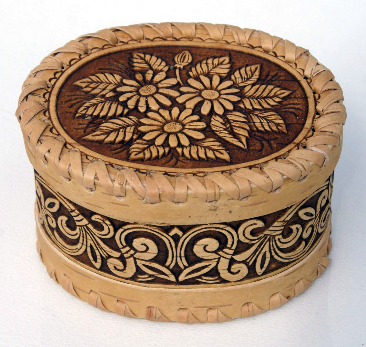 Vỏ cây bạch dương là nguyên liệu để các nghệ nhân làm ra các hộp nhỏ, vỏ lọ muối, giỏ xách… cùng nhiều sản phẩm mỹ nghệ lưu niệm độc đáo. Chổi làm từ cành bạch dương là vật dụng không thể thiếu trong nhà tắm hơi kiểu Nga. Ảnh: Купим Тут.