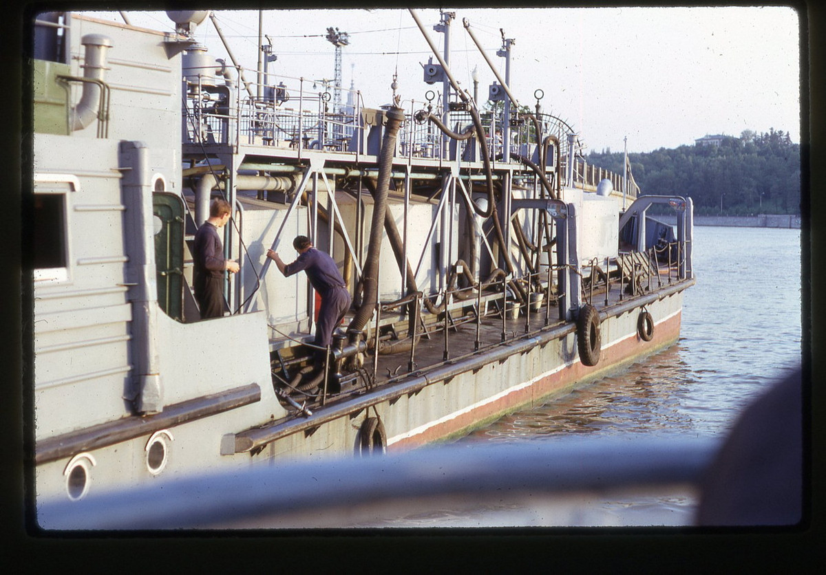 Một con tàu trên sông Moscow, Đại học Quốc gia Moscow thấp thoáng phía sau.