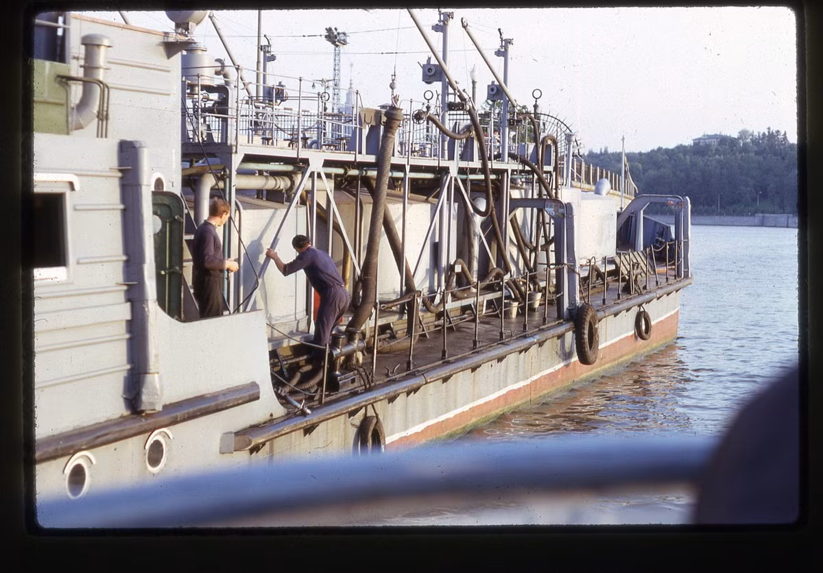 Một con tàu trên sông Moscow, Đại học Quốc gia Moscow thấp thoáng phía sau.