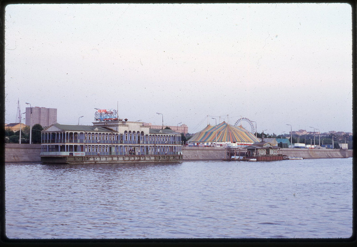 Công viên Gorky - một khu vui chơi giải trí lớn của Moscow.