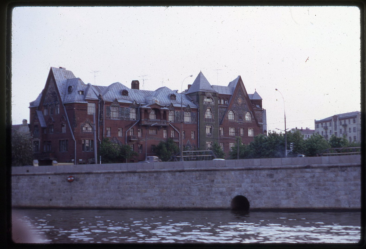 Khu chung cư Perstov bên đường bờ sông Prechistenka.