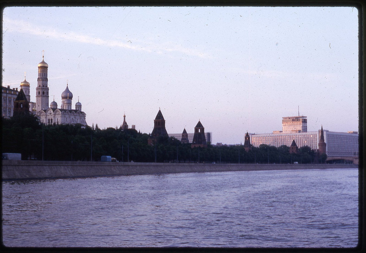Điện Kremly và khách sạn Rossiya (Nước Nga) - khách sạn lớn nhất thế giới thời điểm đó - nhìn từ du thuyền.
