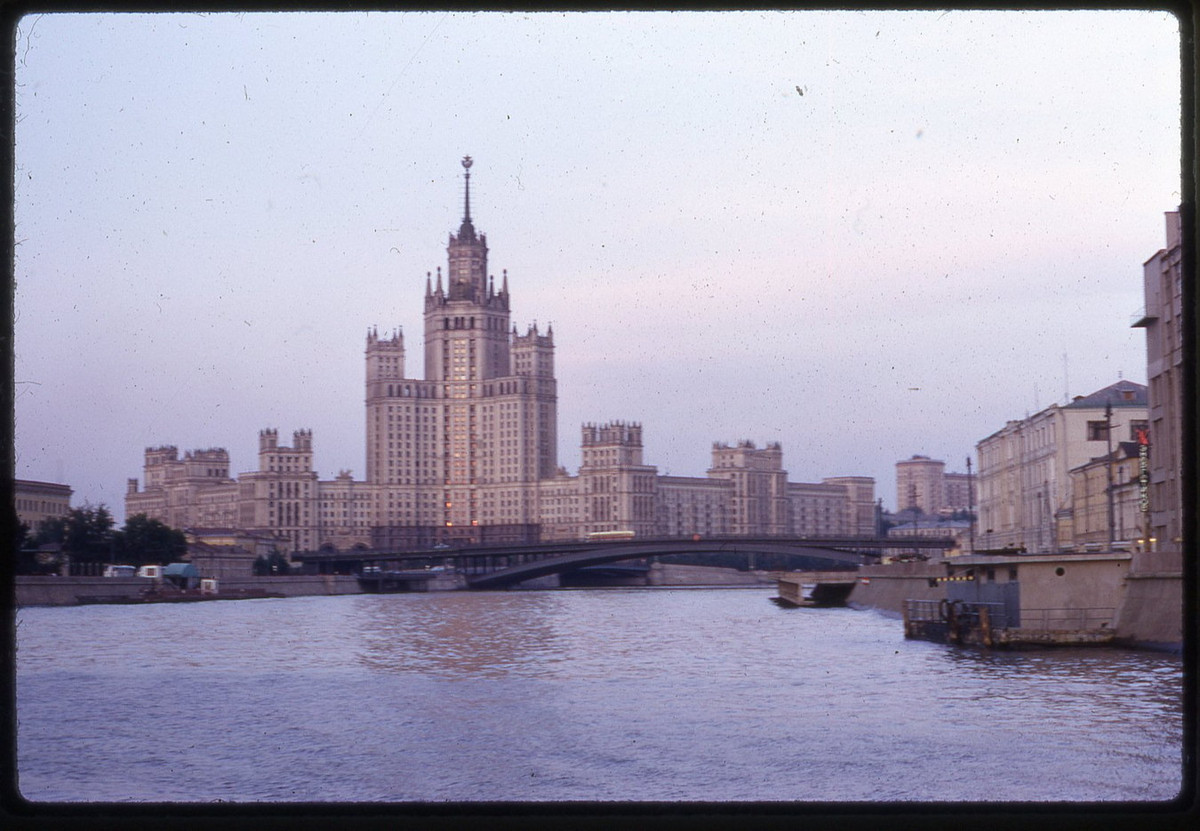 Tòa nhà chung cư Đường ven sông Kotelnicheskaya.