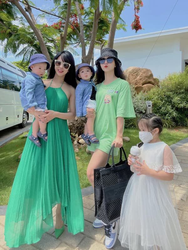 Diep Lam Anh dua hai con di du lich cung nha chong