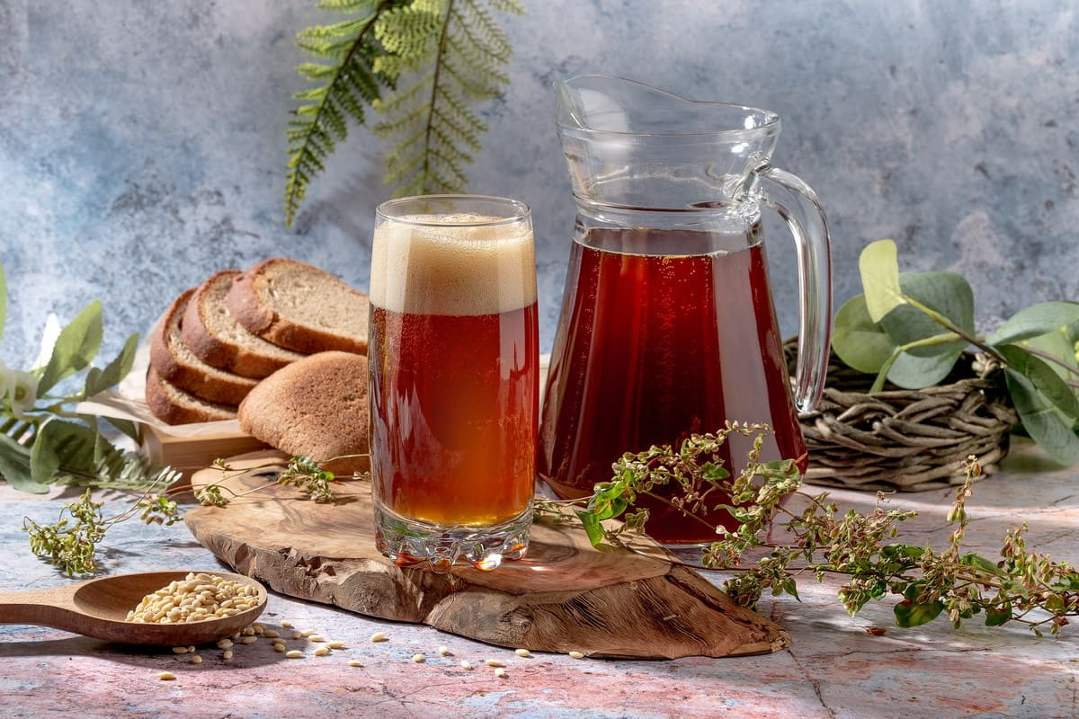 Được lên men từ lúa mạch đen hoặc bánh mì lúa mạch đen, kvas (квас) là một loại đồ uồng truyền thống đặc biệt phổ biến ở Nga và các nước Đông Âu như Belarus, Ukraina, Litva, Ba Lan... Ảnh: Кило Вкуса.