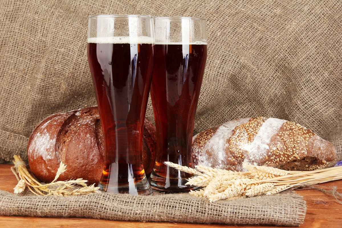 Kvas có hàm lượng cồn khá thấp (0,05% - 1,2%), nên thường được coi là một loại thức uống không cồn. Màu của kvas có thể đậm hoặc nhạt phụ thuộc vào chủng loại nguyên liệu được dùng để ủ men. Ảnh: Салат Оливье.