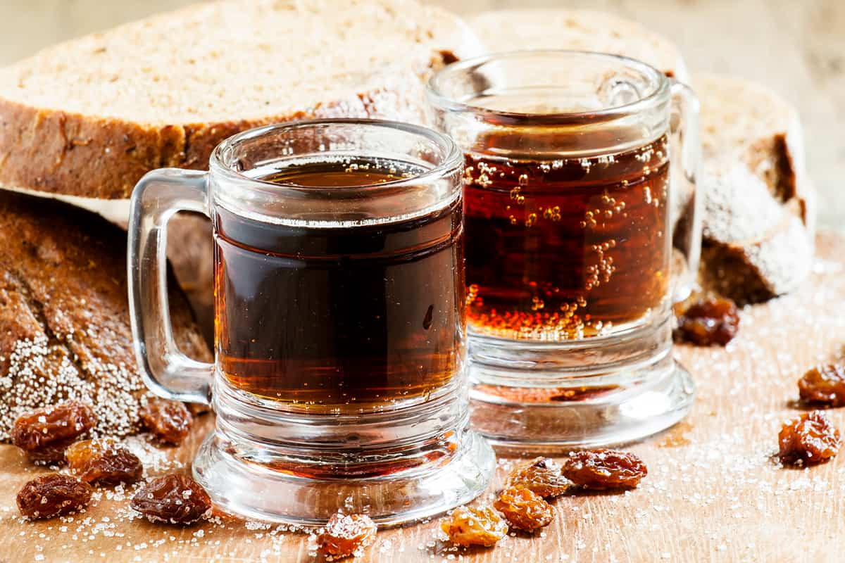 Theo các sử liệu Nga, kvas đã được nhắc đến từ năm 989 đã có nhắc đến kvas. Từ thời Pyotr I đến thế kỷ 19 thì đây loại thức uống được mọi tầng lớp xã hội ưa chuộng. Có nguồn ghi nhận rằng dân chúng Nga giai đoạn này uống kvas “nhiều hơn nước lã”. Ảnh: Takprosto.cc.