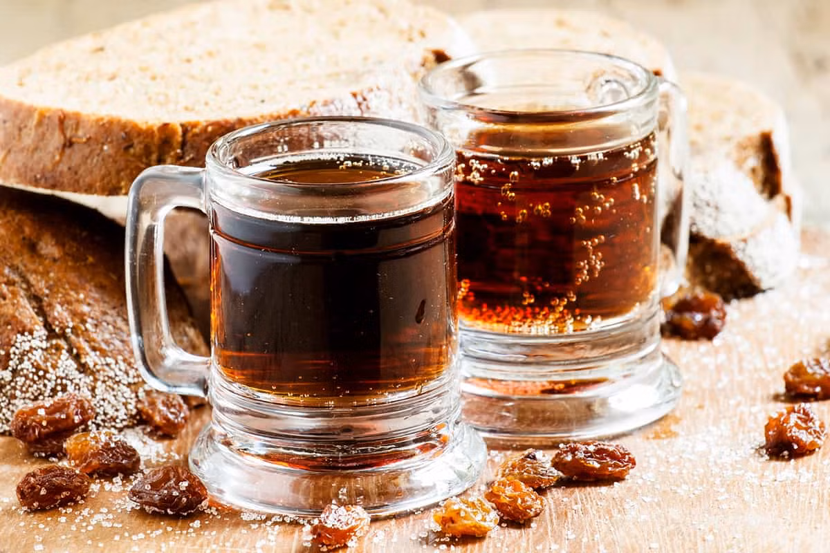 Theo các sử liệu Nga, kvas đã được nhắc đến từ năm 989 đã có nhắc đến kvas. Từ thời Pyotr I đến thế kỷ 19 thì đây loại thức uống được mọi tầng lớp xã hội ưa chuộng. Có nguồn ghi nhận rằng dân chúng Nga giai đoạn này uống kvas “nhiều hơn nước lã”. Ảnh: Takprosto.cc.