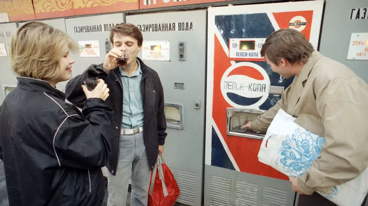 Tại Nga, sau năm 1991, nước kvas từng thoái trào khi bị các thức uống phương Tây như Coca-Cola và Pepsi tràn vào và chèn ép. Giai đoạn đó, những xe bán kvas dần biến mất trên đường phố, thay vào là cảnh những quầy bán Pepsi và Coca-Cola mọc lên như nấm. Ảnh: NPR.