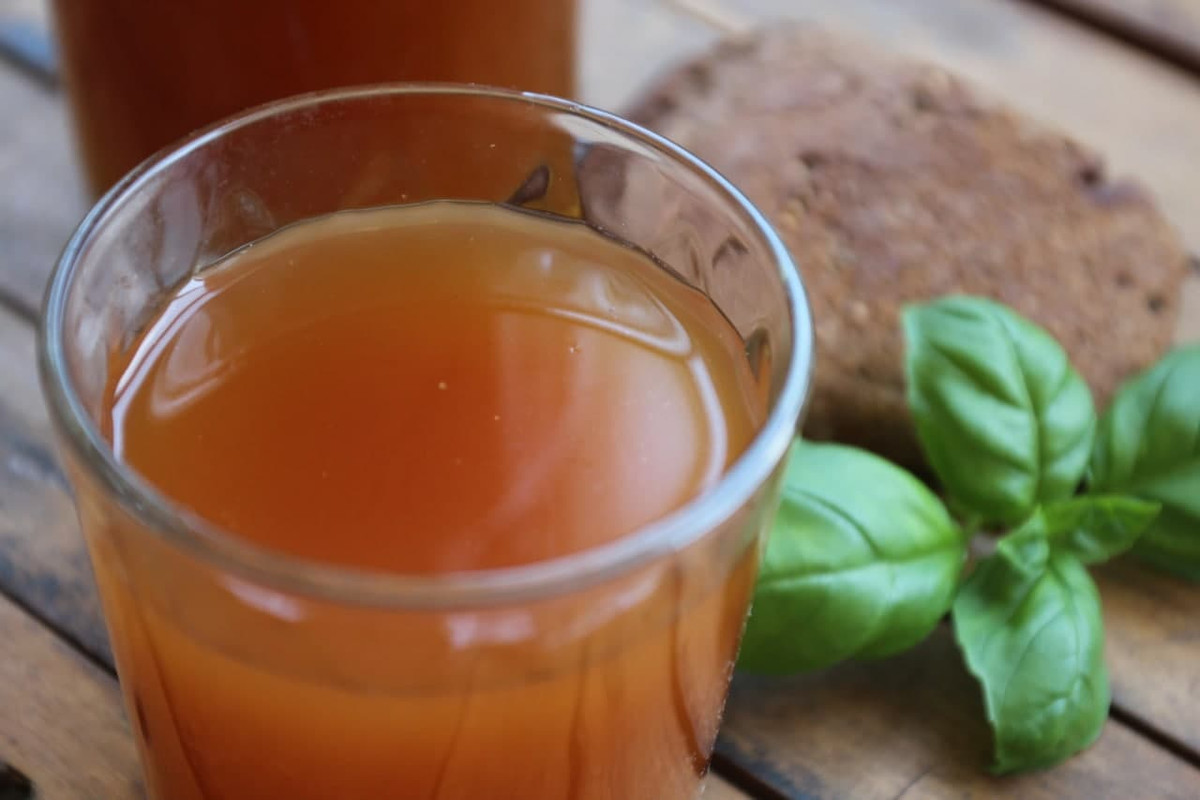 Ở Nga, kvas thường được pha chế biến với các gia vị phụ gia như rau thơm, trái cây và có khi là tinh dầu bạch dương. Trong nền ẩm thực Nga, kvas là nguyên liệu để chế biến món súp lạnh mùa hè gọi là okroshka. Ảnh: Kitchen 727.