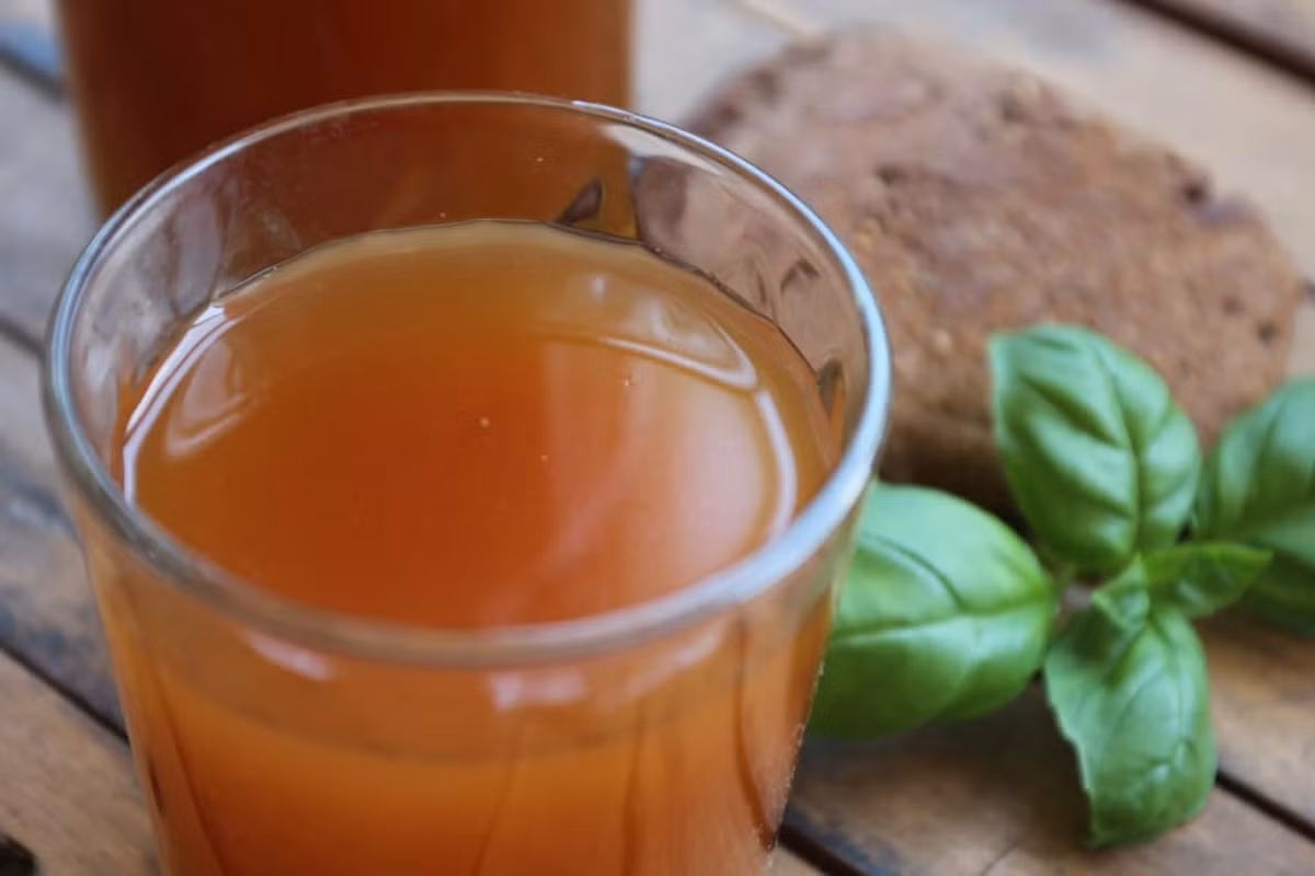 Ở Nga, kvas thường được pha chế biến với các gia vị phụ gia như rau thơm, trái cây và có khi là tinh dầu bạch dương. Trong nền ẩm thực Nga, kvas là nguyên liệu để chế biến món súp lạnh mùa hè gọi là okroshka. Ảnh: Kitchen 727.