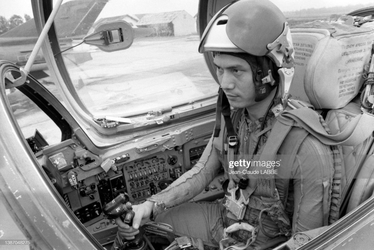 Trong buồng lái một chiếc MiG-21.