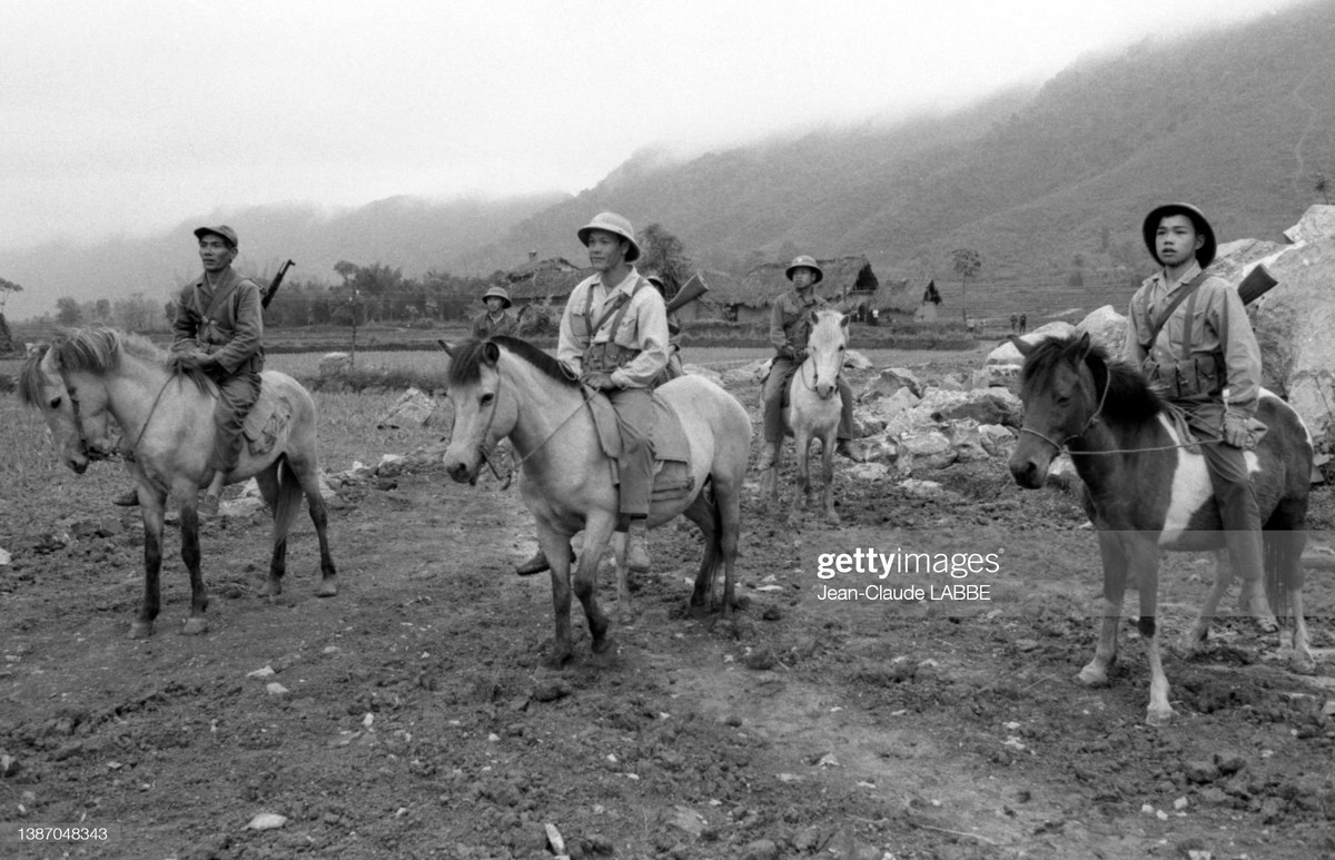 Các chiến sĩ biên phòng cưỡi ngựa tuần tra ở tuyến biên giới phía Bắc.