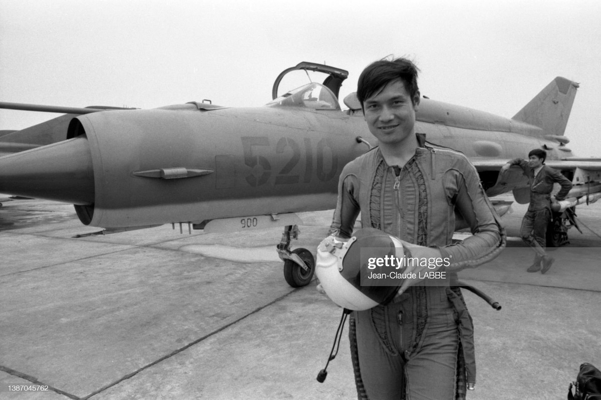 Người phi công trẻ đứng bên chiếc chiến đấu cơ MiG-21.