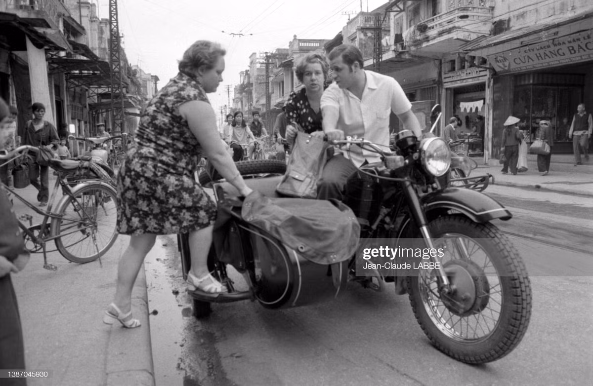 Những vị khách châu Âu hiếm hoi trên đường phố Hà Nội.