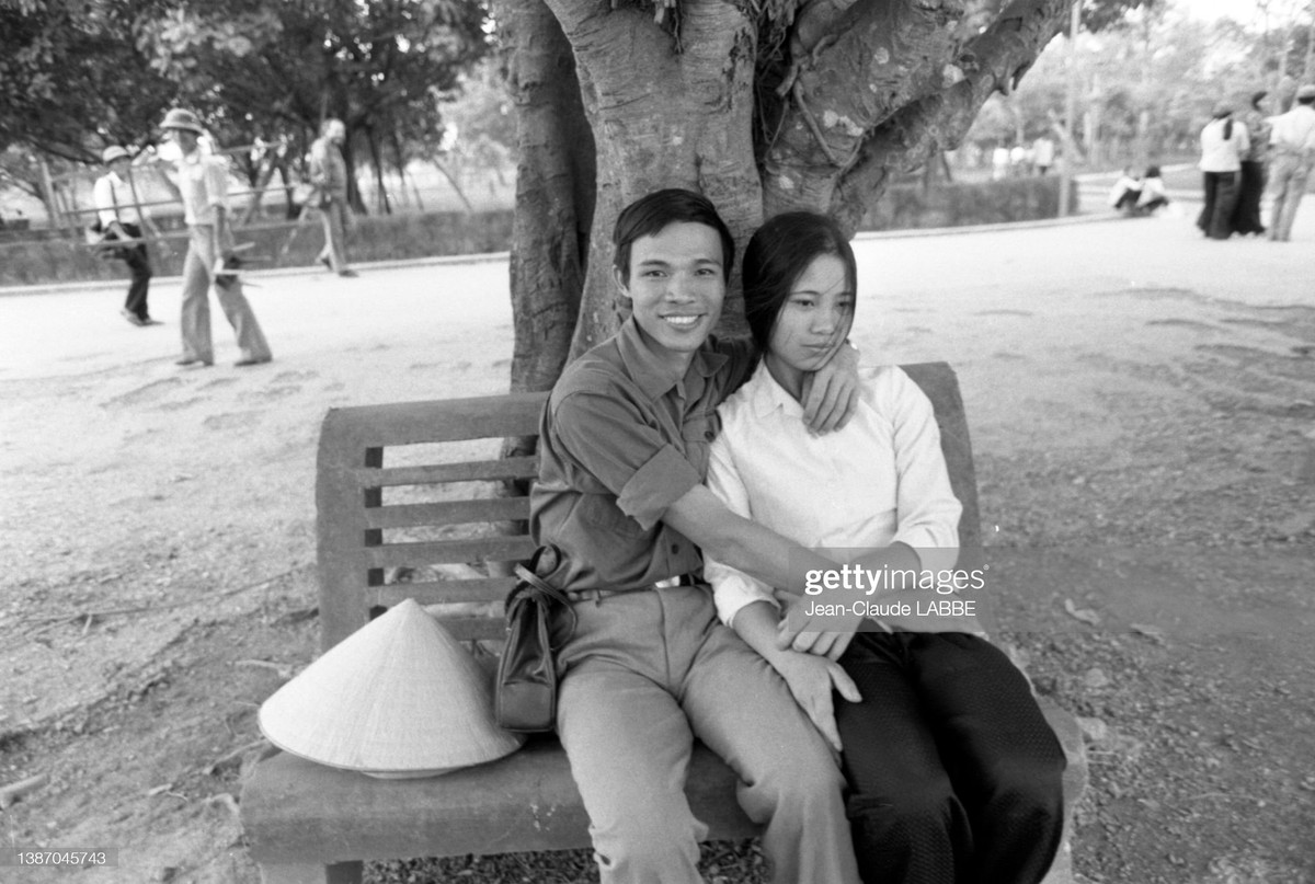 Quân nhân trẻ và bạn gái trên ghế đá công viên trong kỳ nghỉ phép.