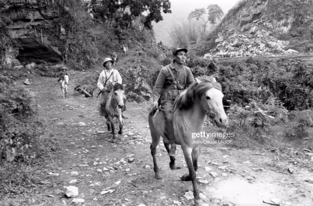 Hoạt động tuần tra trên lưng ngựa ở khu vực địa hình hiểm trở.